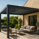 Pergola bioclimatique adossée solaire : prix et conseils
